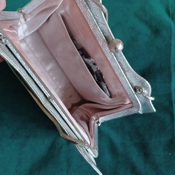 Silver Metallic Purse with double silver serpentine chain handles, vintage. - Picture 4 of 6